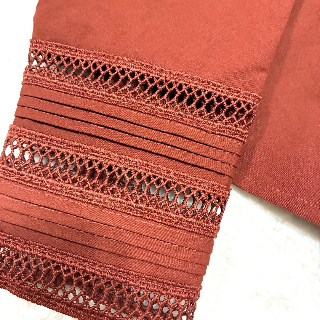 AMERI UND POWER SHOULDER LACE BLOUSE レッド