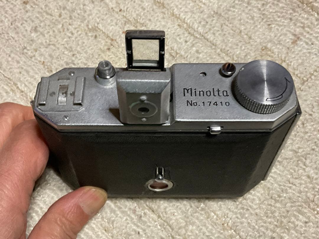 ミノルタ・蛇腹式カメラ、型式不明　年代不明？【蛇腹破れ無しだが、表面ヒビ有り】。