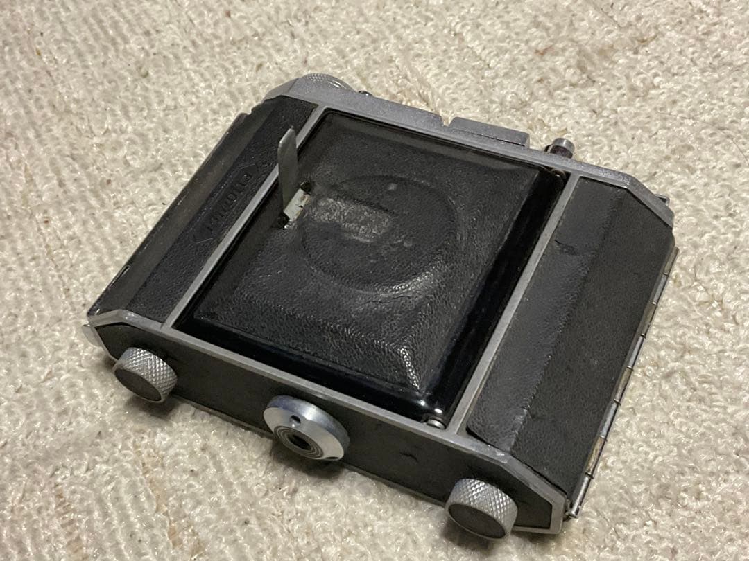 ミノルタ・蛇腹式カメラ、型式不明　年代不明？【蛇腹破れ無しだが、表面ヒビ有り】。