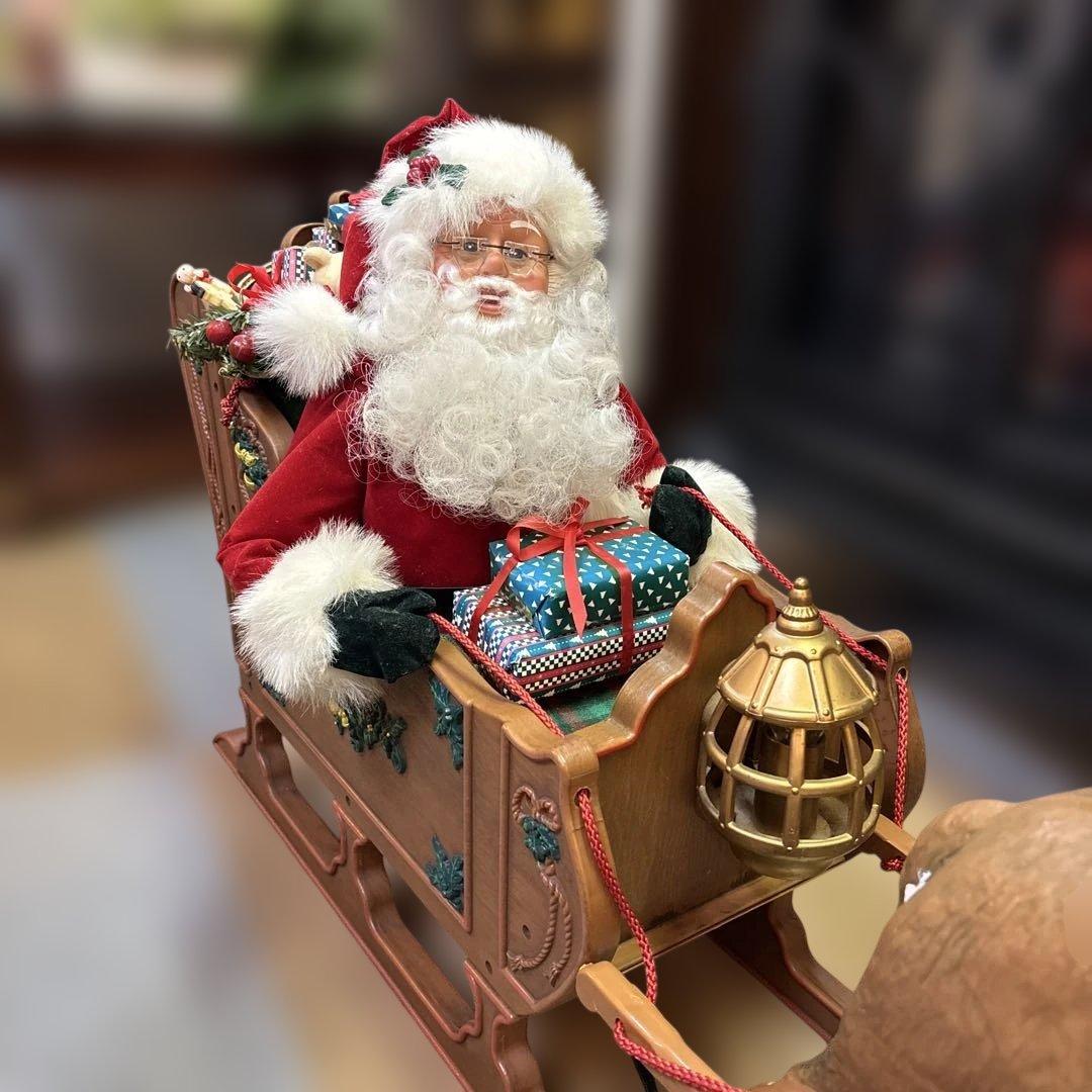 トナカイさんが引くソリに乗ったサンタさん