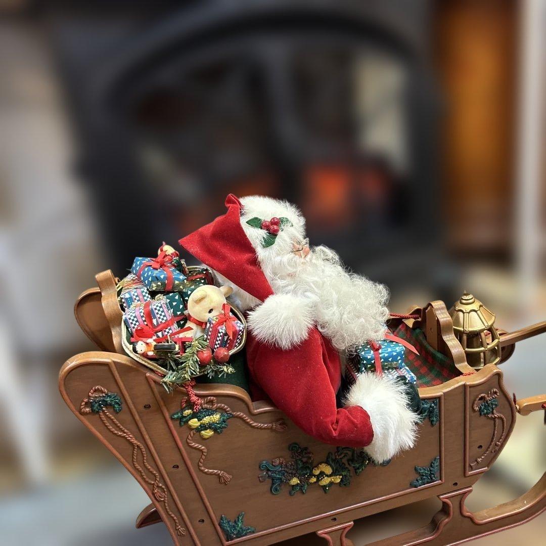 トナカイさんが引くソリに乗ったサンタさん