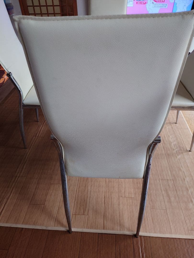 ガラス天板の長方形テーブル