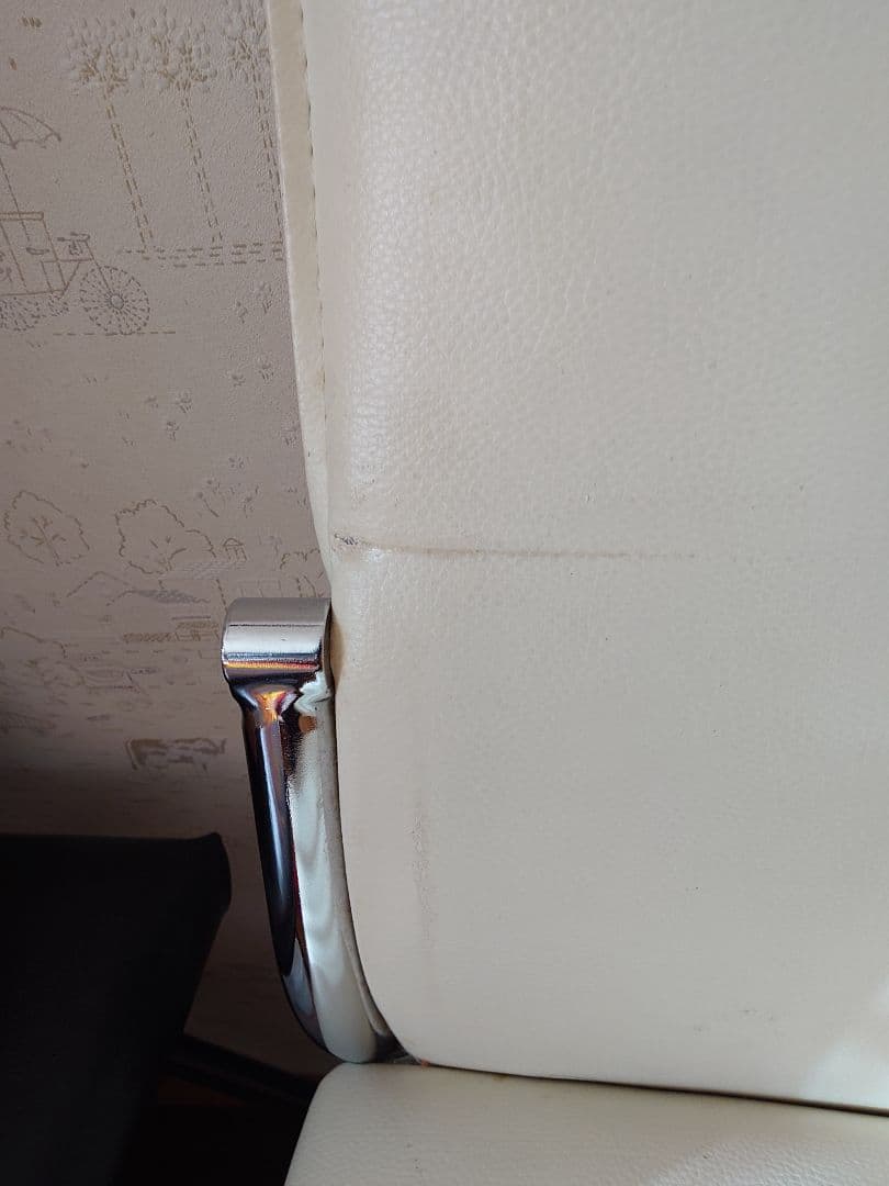 ガラス天板の長方形テーブル