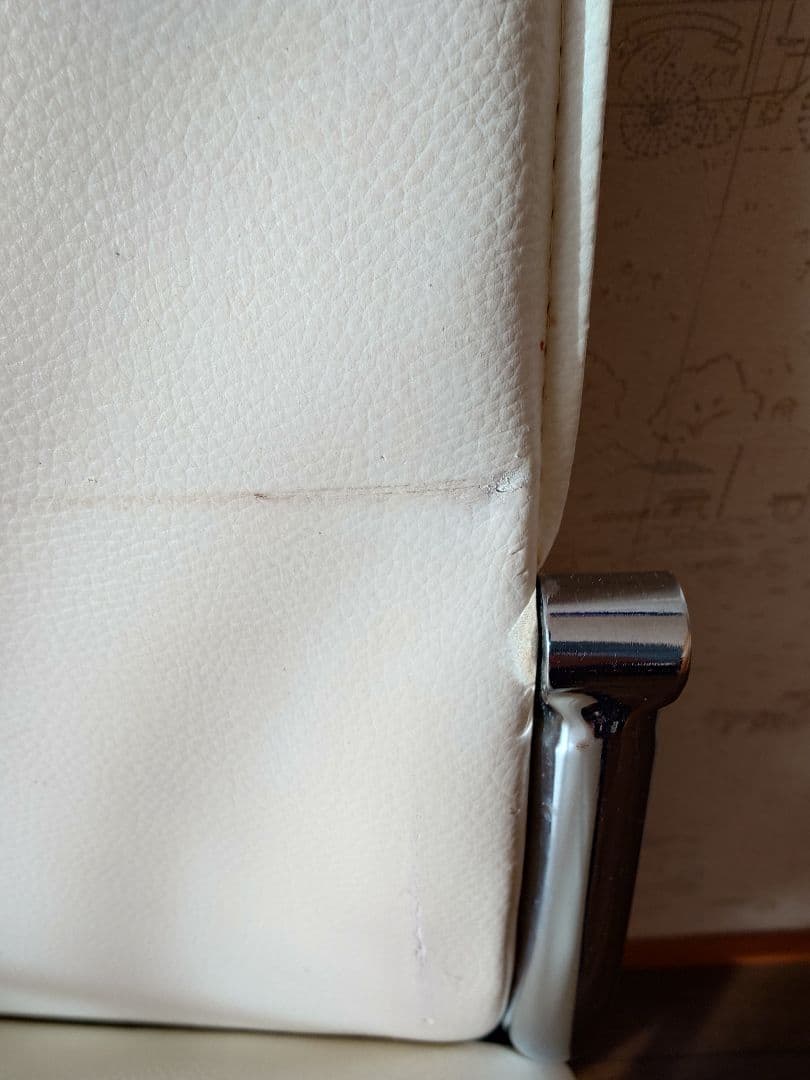 ガラス天板の長方形テーブル