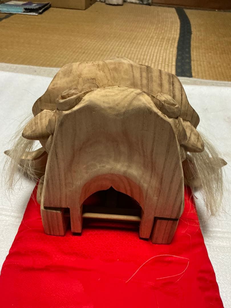 獅子木製置物／楠製【座布団付き　縁起物　インテリア置物】。