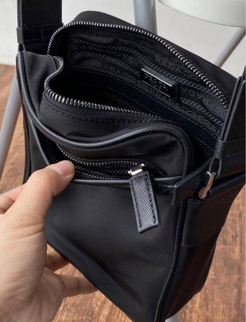 PRADA ナイロンショルダーバッグ ブラック