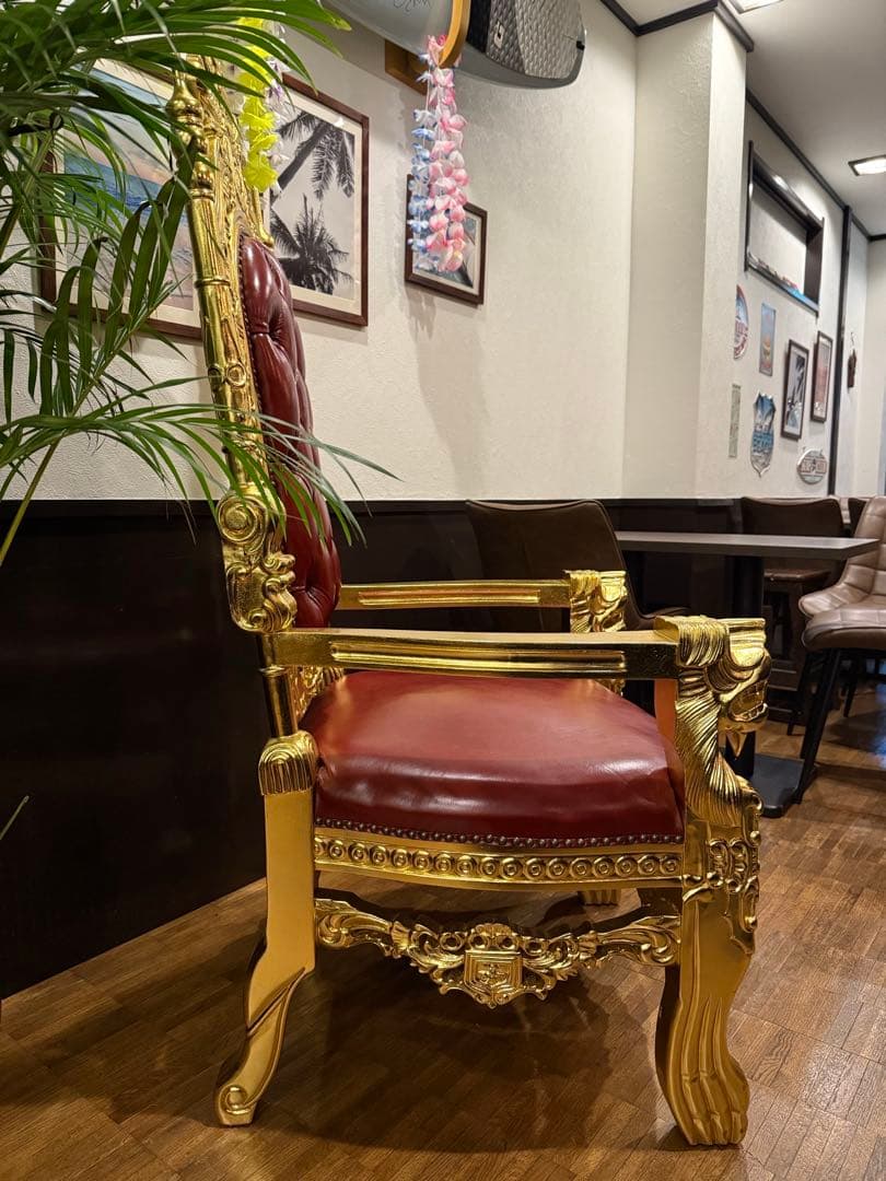 王座の豪華な椅子