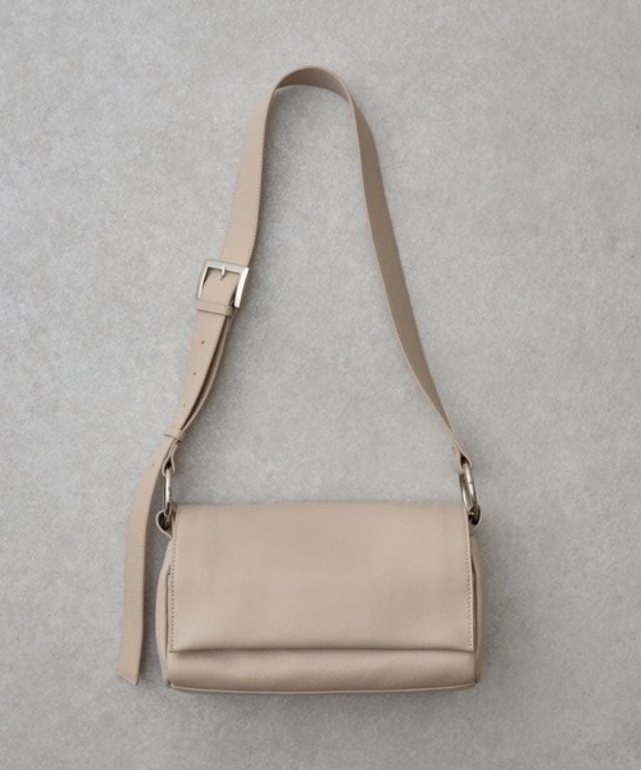 ビアズリー　レザーボディバッグ　ベージュ