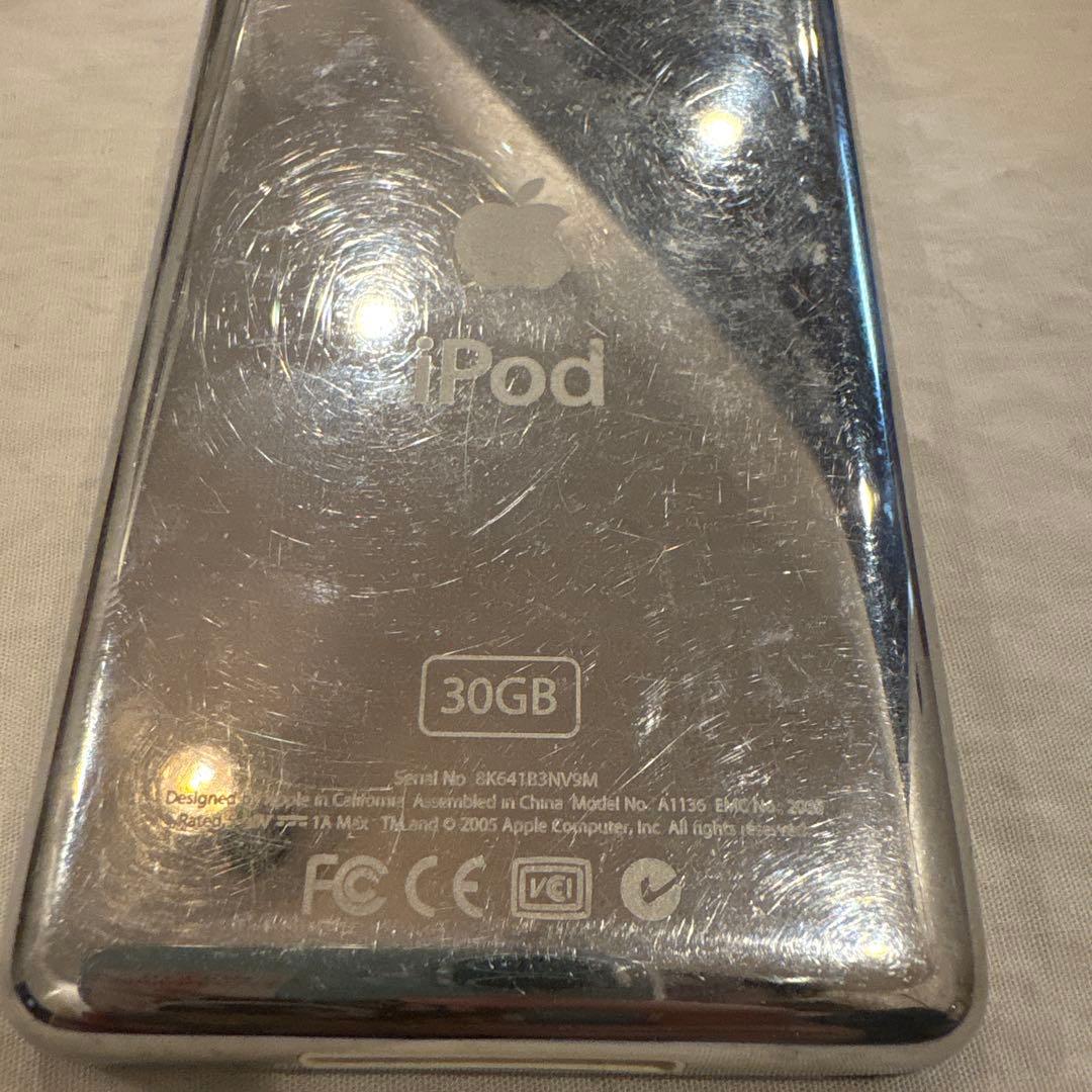 iPod classic 第5世代 30GB ケース、ケーブル付き