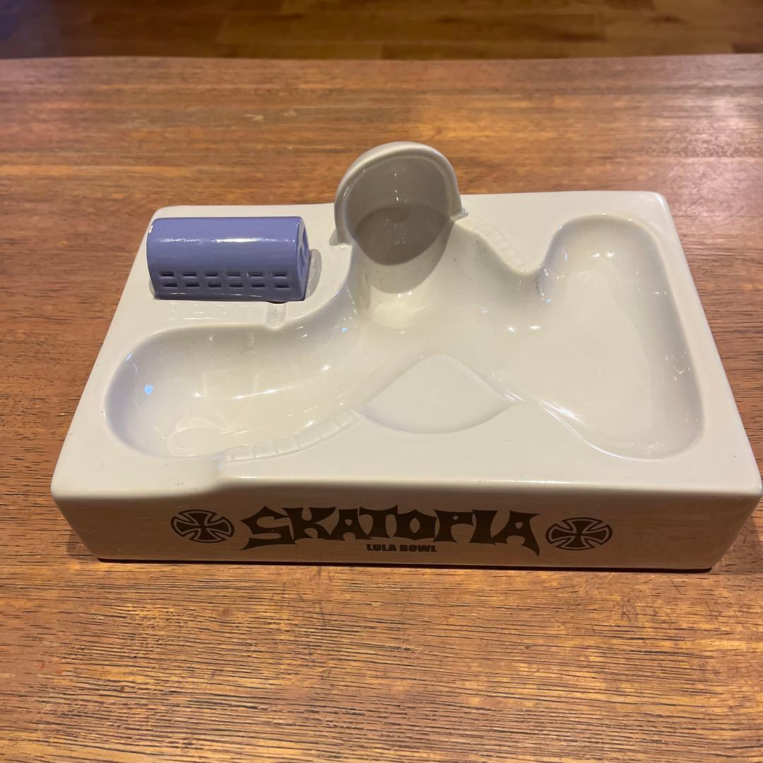 Independent × Skatopia 灰皿