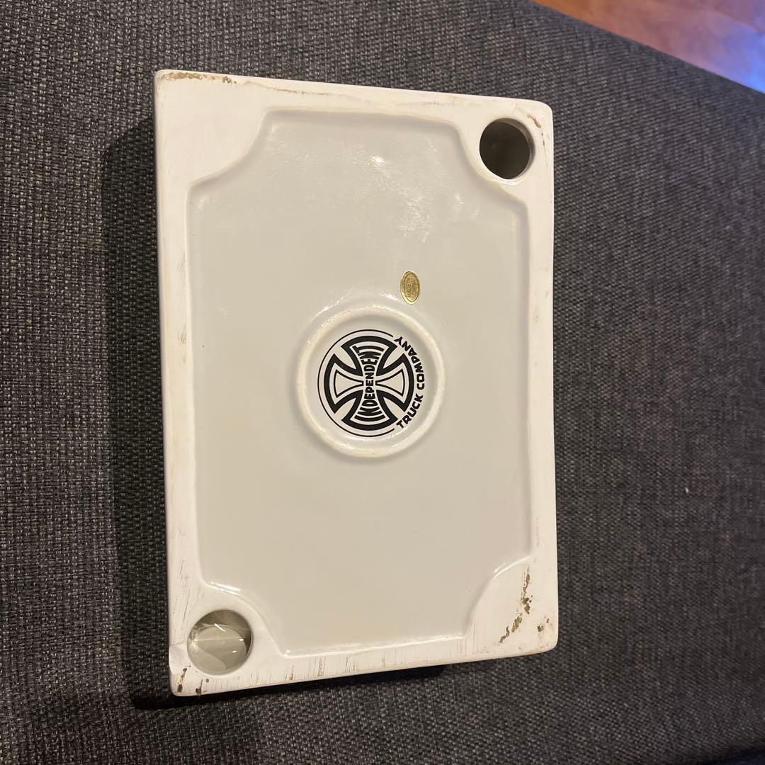 Independent × Skatopia 灰皿