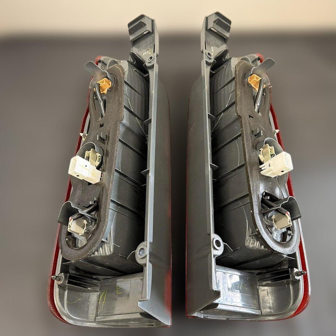 ハイエース 純正テールランプ 左右セット koito 26-120