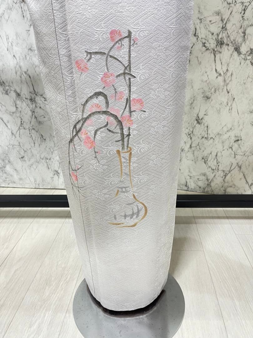 しゃちょう様正絹 付け下げ白地 花瓶に枝垂れ梅花、袷全体しつけ糸、美品