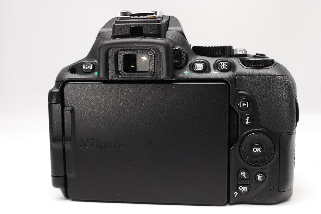Nikon D5500 S数新品級 デジタル一眼レフ 18-55mmレンズ付き
