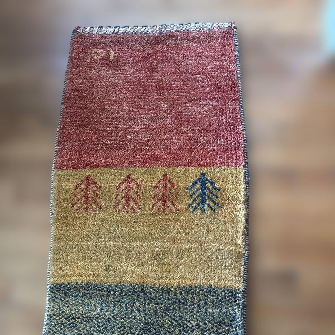 ギャッベ　動物と植物の模様