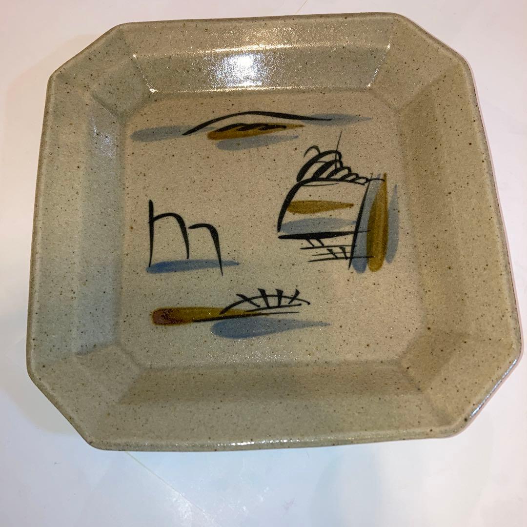 ベージュの八角形陶器皿