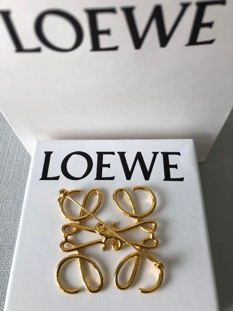 LOEWE ロエベ　ブローチ　ゴールド　上品　レディース fashion