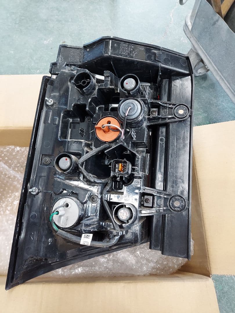 三菱　デリカD5　右テールランプ