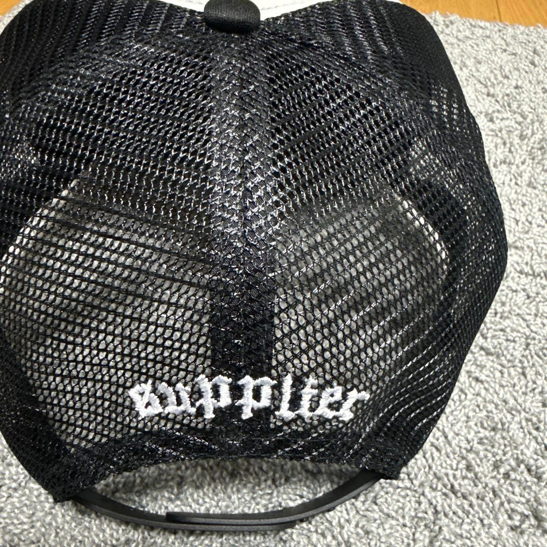 supplier クロスモチーフ刺繍トラッカーキャップ