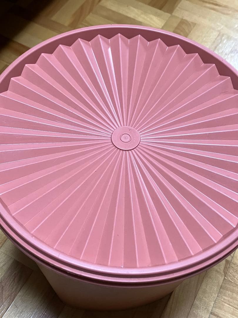 Tupperware ピンク 円形保存容器