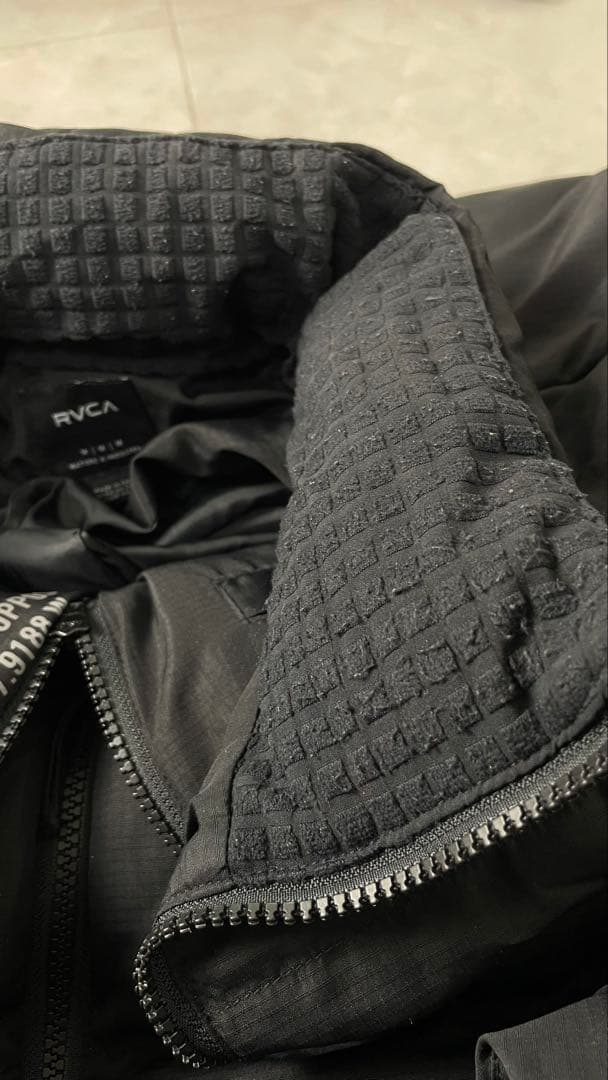 【希少コラボモデル2024美品✨】RVCA✕AZULパファージャケット ブラック