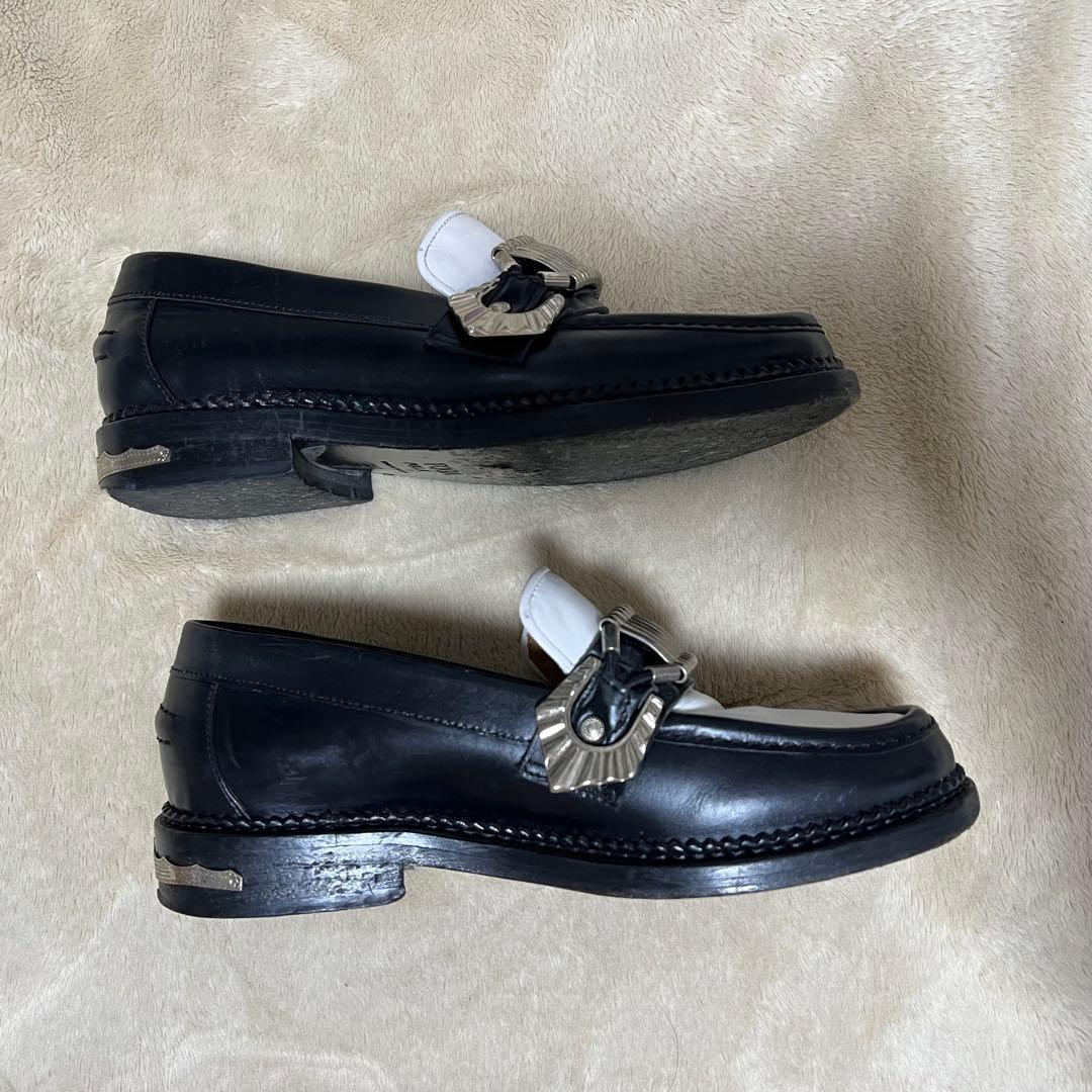 TOGAPULLA (前田) ローファー ブラック ホワイト バックル