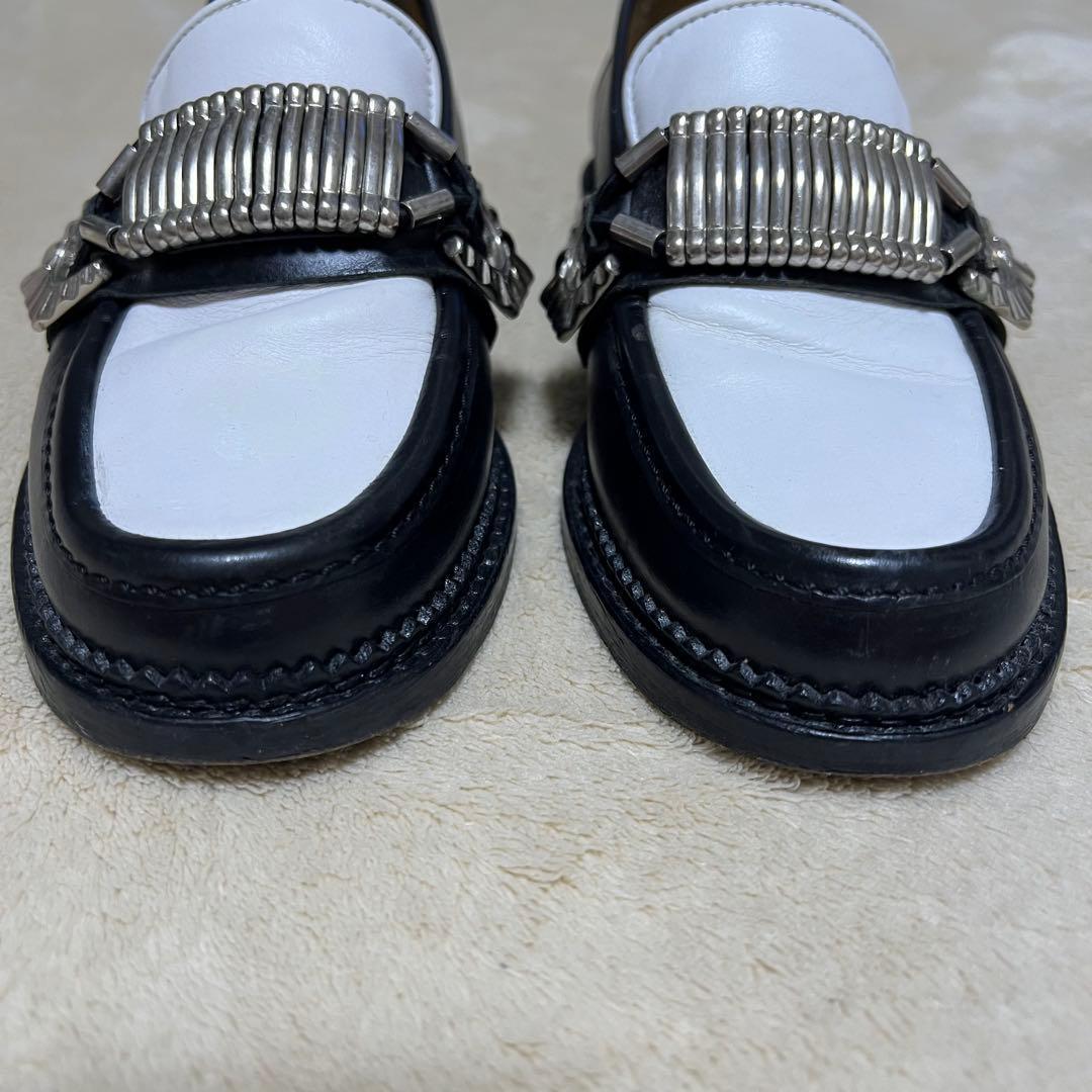 TOGAPULLA (前田) ローファー ブラック ホワイト バックル