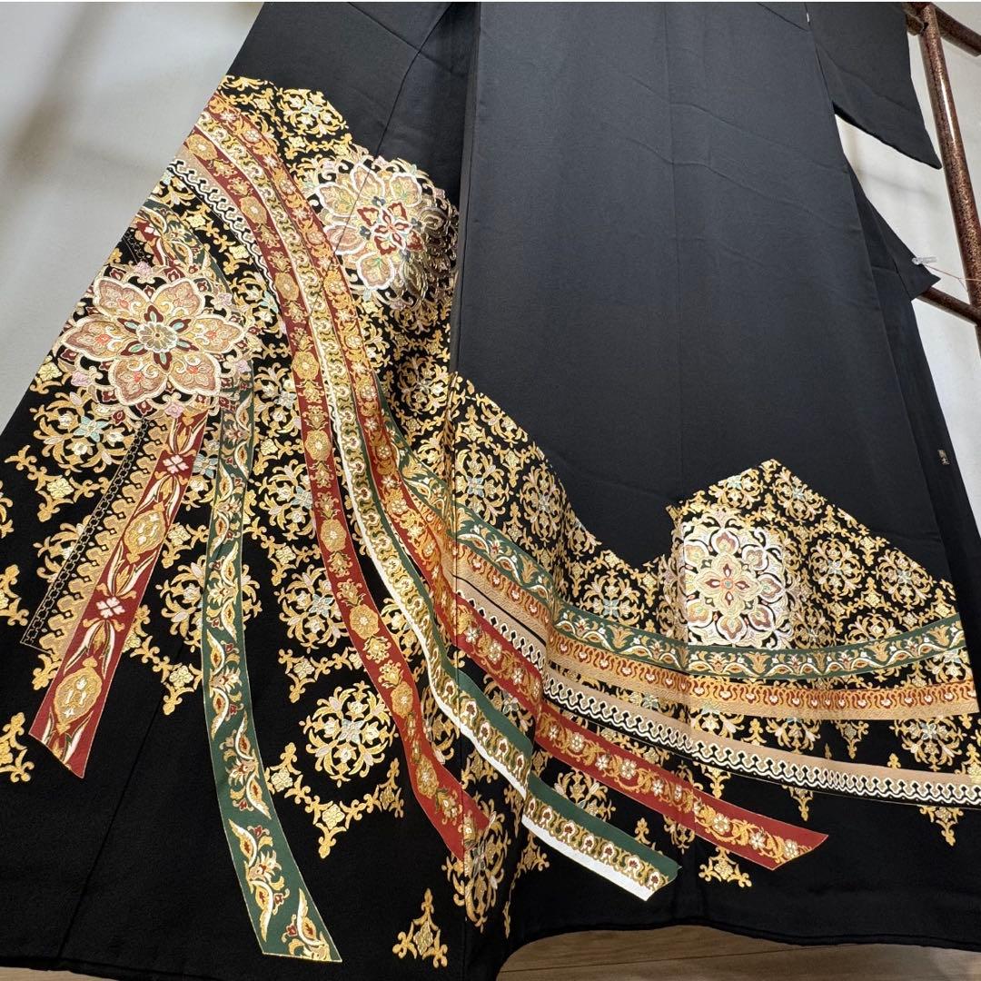 超美品　黒留袖　正絹　袷　広衿　現代　163裄64.5 金　金彩　曼荼羅柄　赤