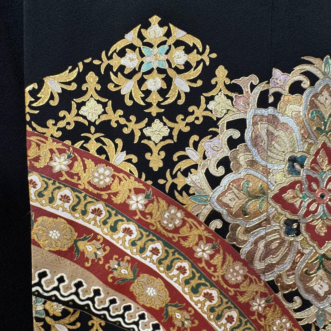 超美品　黒留袖　正絹　袷　広衿　現代　163裄64.5 金　金彩　曼荼羅柄　赤