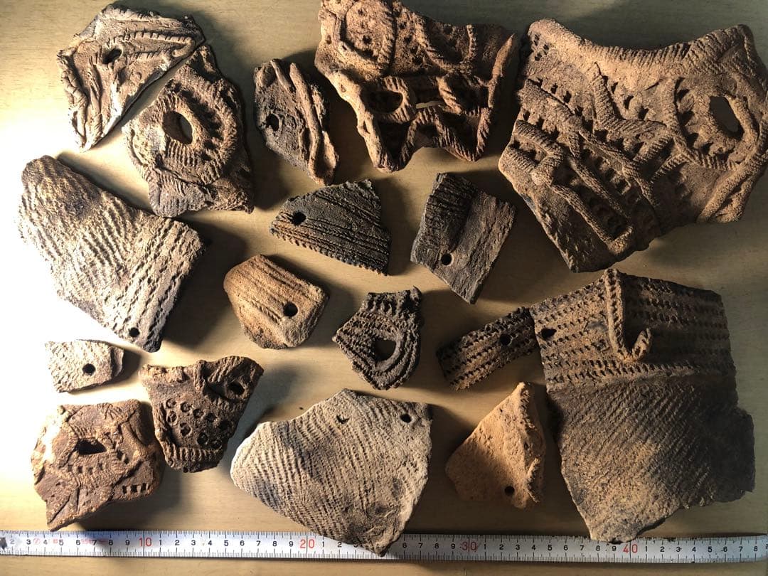 「土器の欠片 縁の部分 No.660」です。