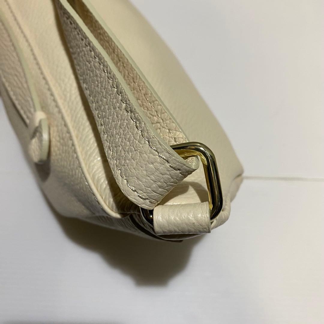 【極美品】AULENTTI　金具付きレザーボディバッグ　ベージュ