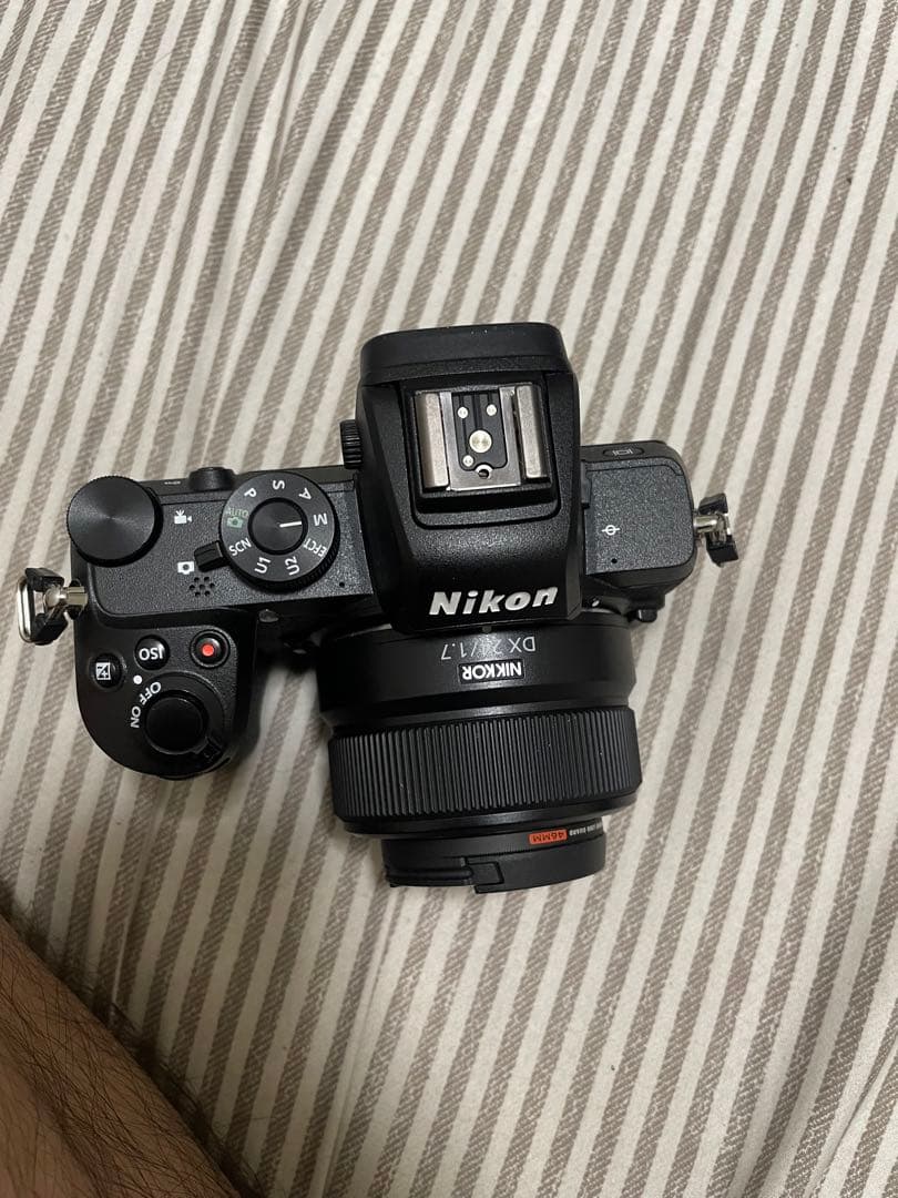 Nikon Z50 ボディと NIKKOR DX 24mm f/1.7 レンズ