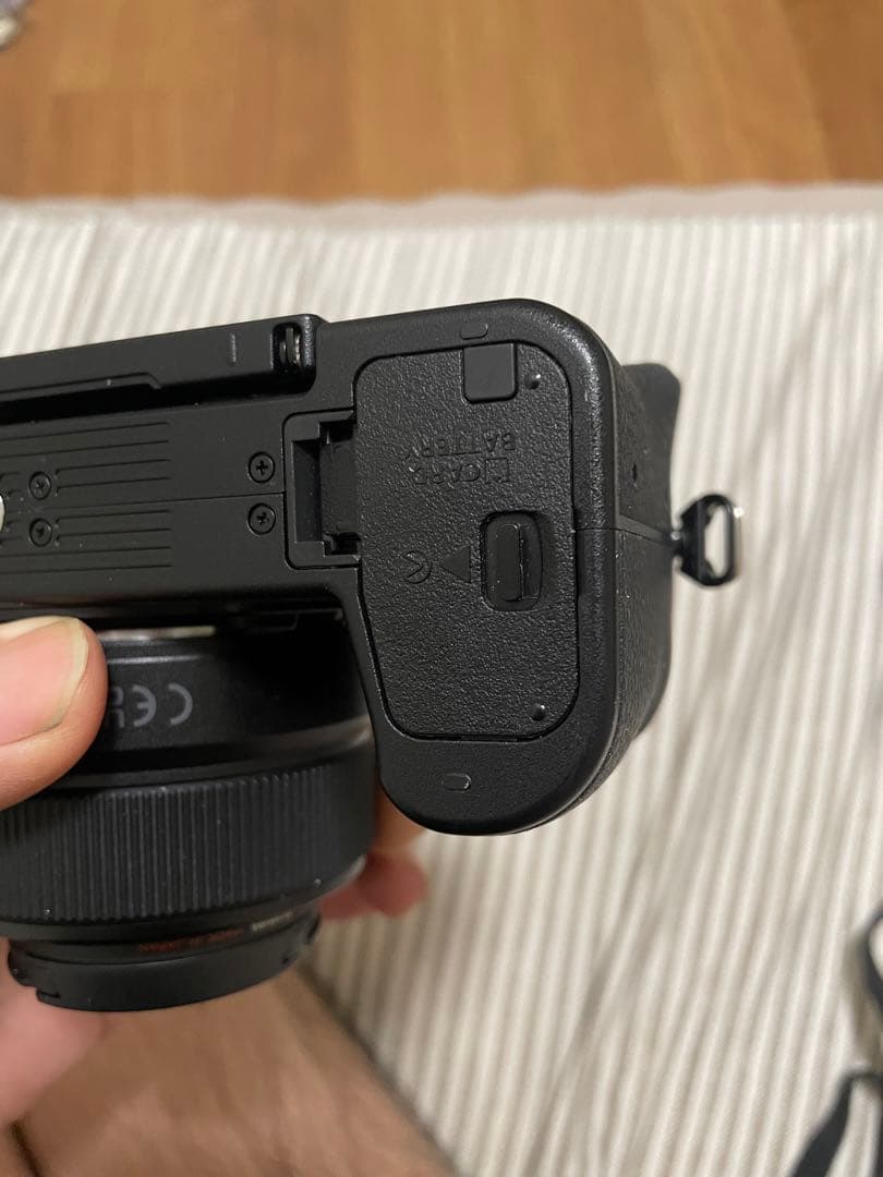 Nikon Z50 ボディと NIKKOR DX 24mm f/1.7 レンズ