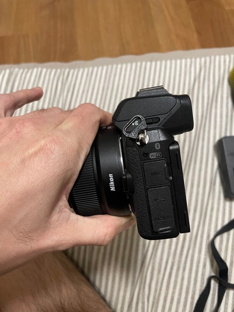 Nikon Z50 ボディと NIKKOR DX 24mm f/1.7 レンズ