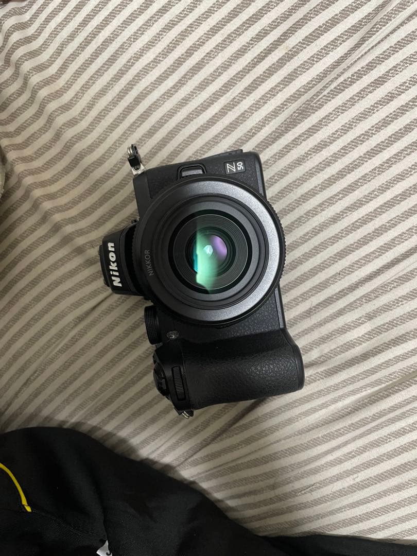 Nikon Z50 ボディと NIKKOR DX 24mm f/1.7 レンズ