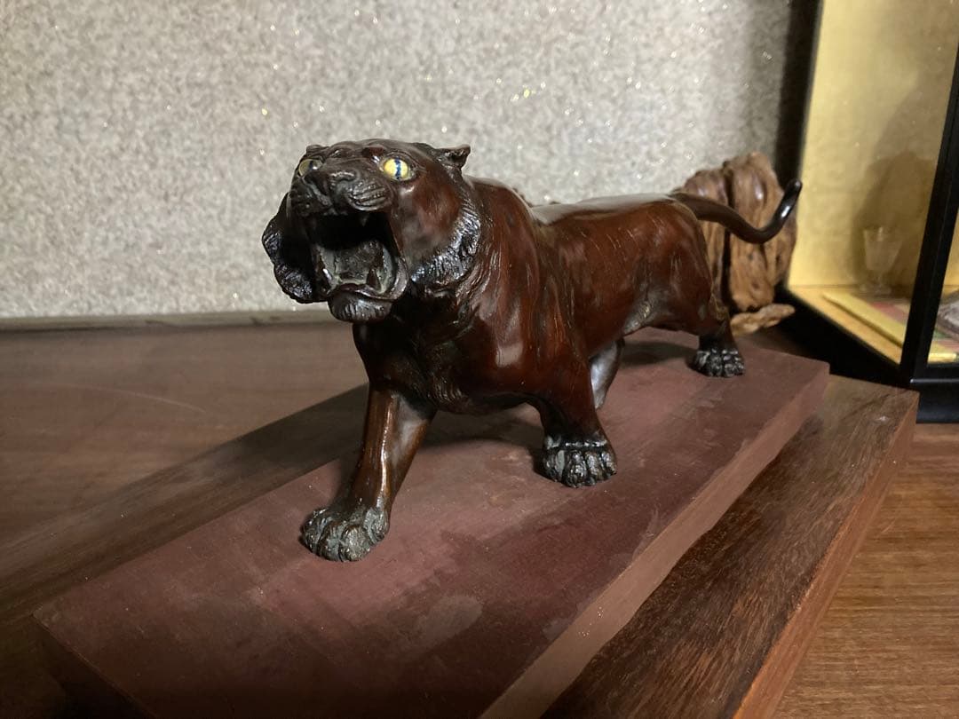 ブロンズ製虎の彫刻 木製台座付き