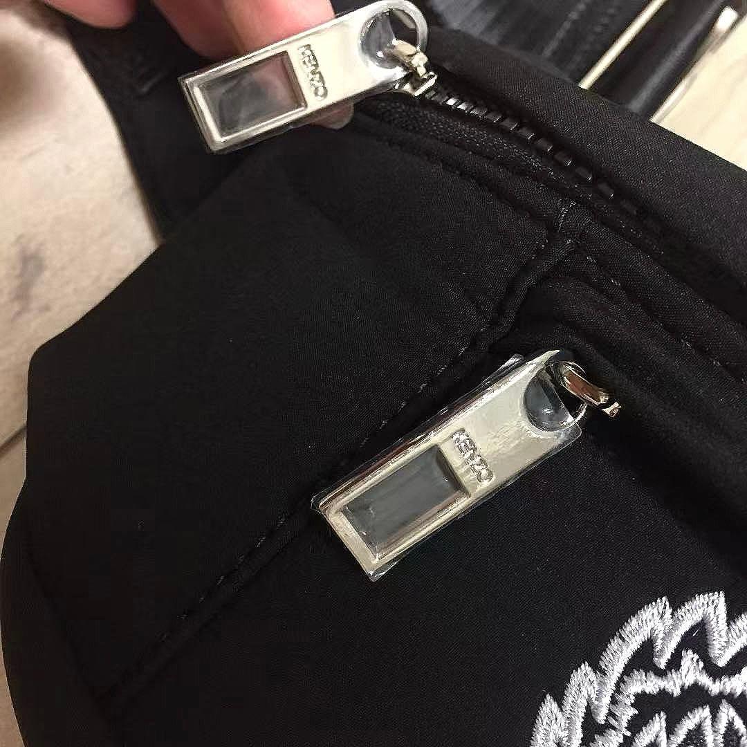 KENZO 虎の刺繍が印象的なグレーのナイロンショルダーバッグ