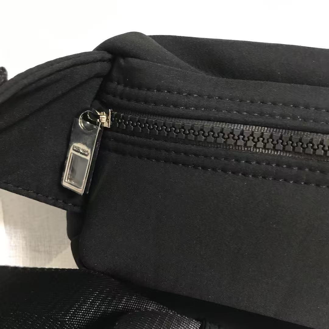 KENZO 虎の刺繍が印象的なグレーのナイロンショルダーバッグ