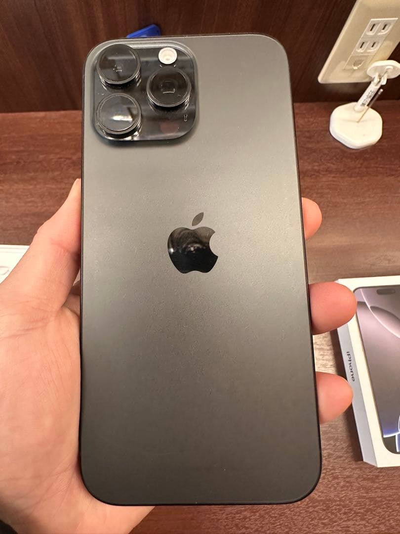 iPhone 16Pro Max、バッテリー状態 100%。