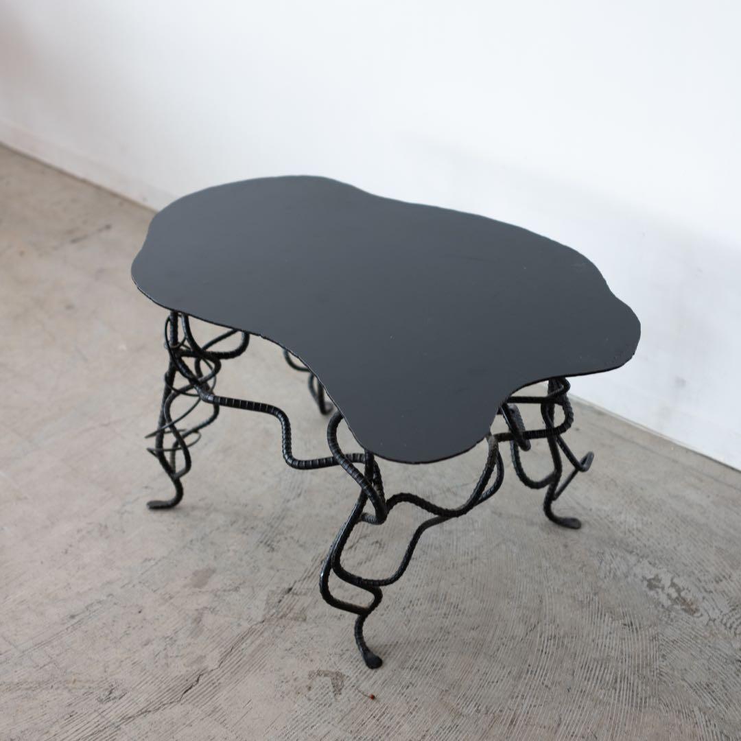 アーティスティックな黒いサイドテーブル