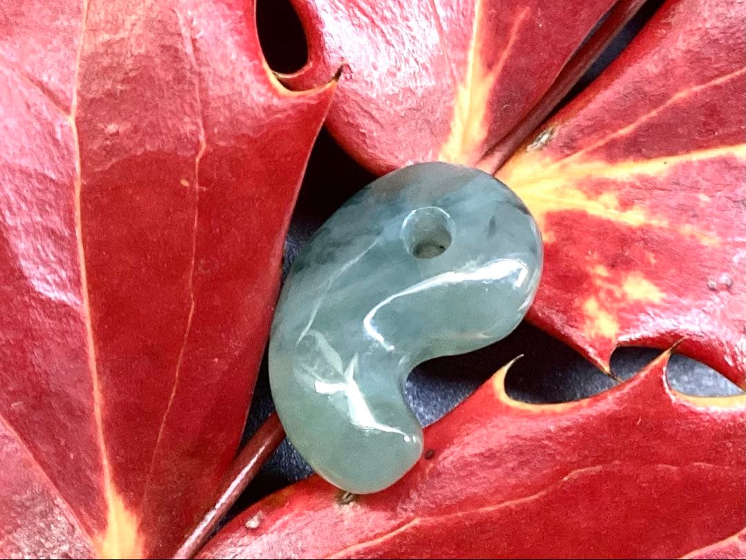 ✳鑑別書を取得するほどの驚きの透明感‼️糸魚川翡翠ジェダイト勾玉　コレクションに‼️