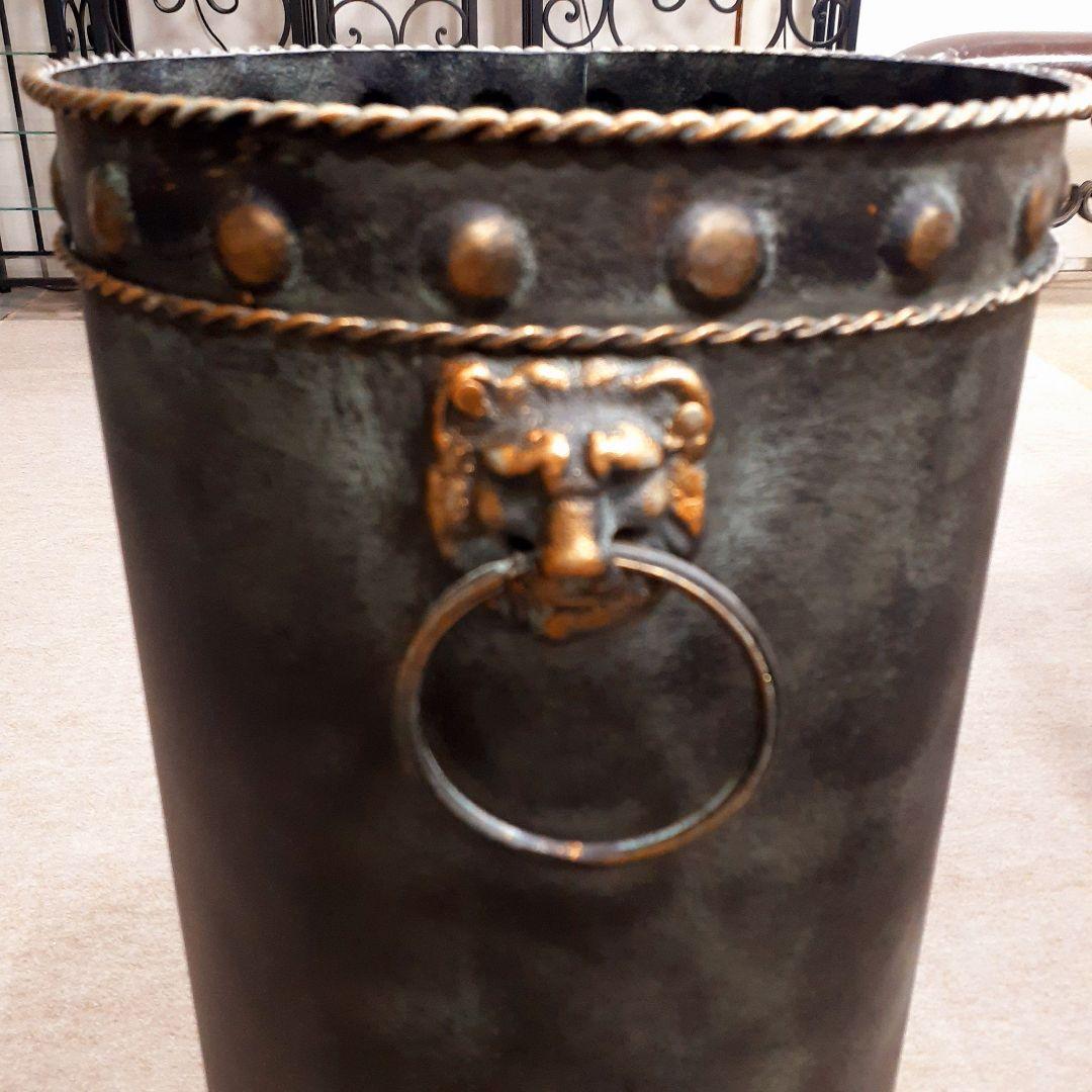 輸入雑貨　アイアン製品　『ライオン飾り付き円筒形傘だて』　アンブレラスタンド