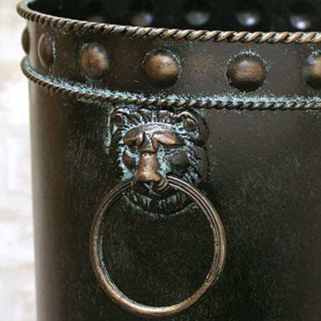 輸入雑貨　アイアン製品　『ライオン飾り付き円筒形傘だて』　アンブレラスタンド