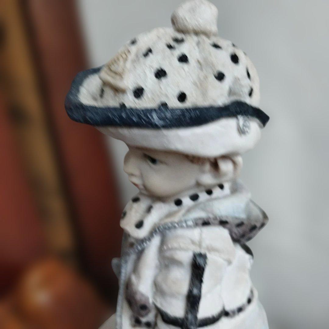 犬お散歩する少年。