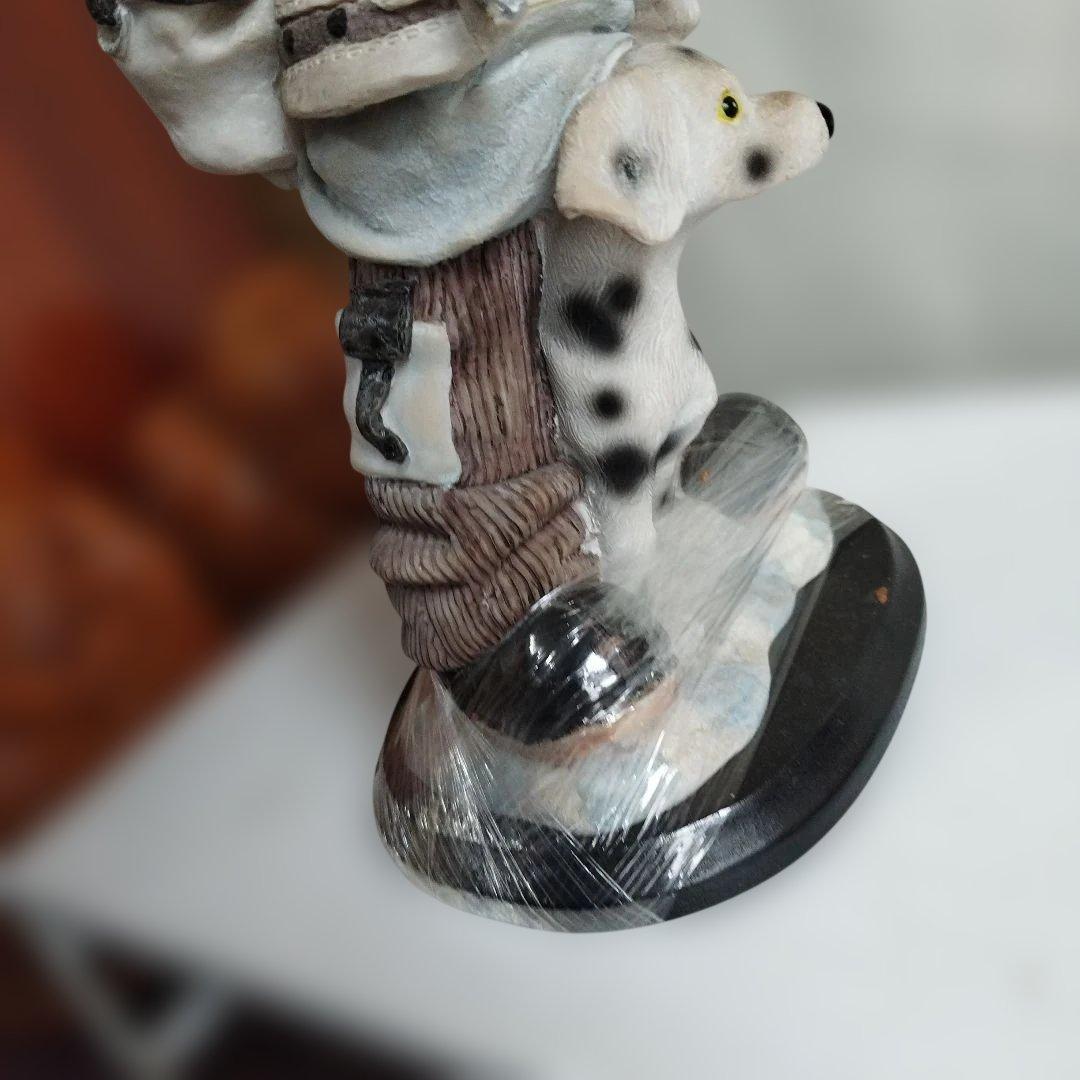 犬お散歩する少年。