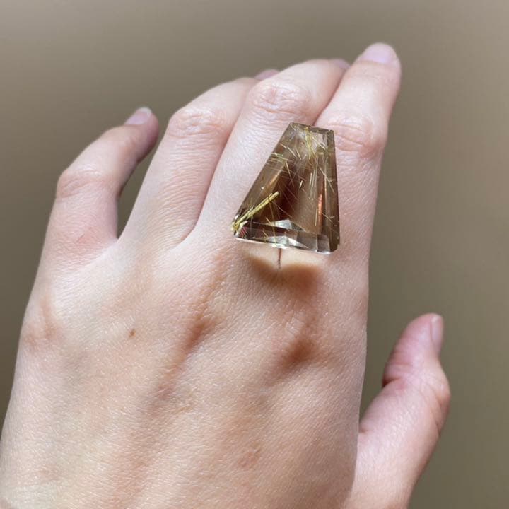 （RR2）高品質ルチルクォーツ テーパーバケットカットルース 大粒