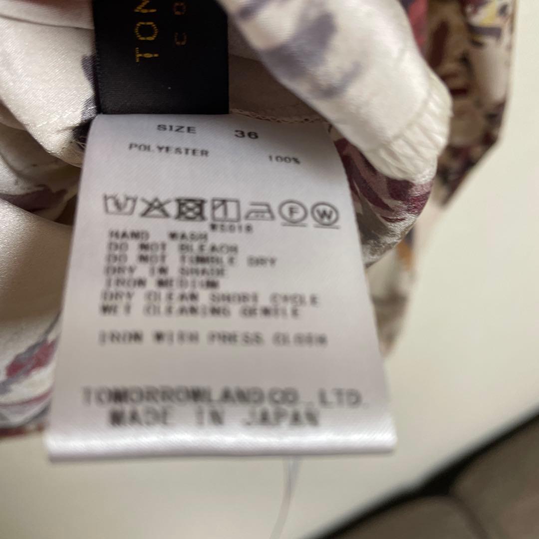 新品未使用タグ付き　トゥモローランドコレクション　花柄ブラウス