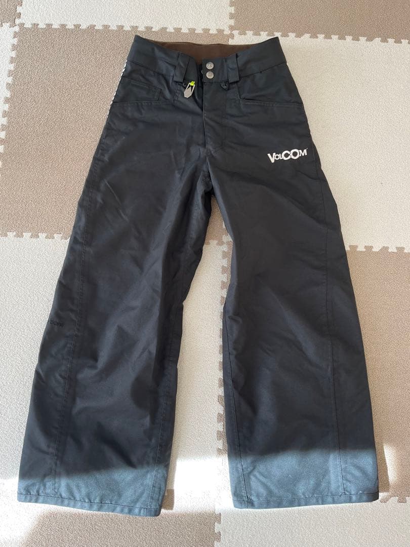 VOLCOM★赤、黒 スノーボードウエアーS子供用 上下セット