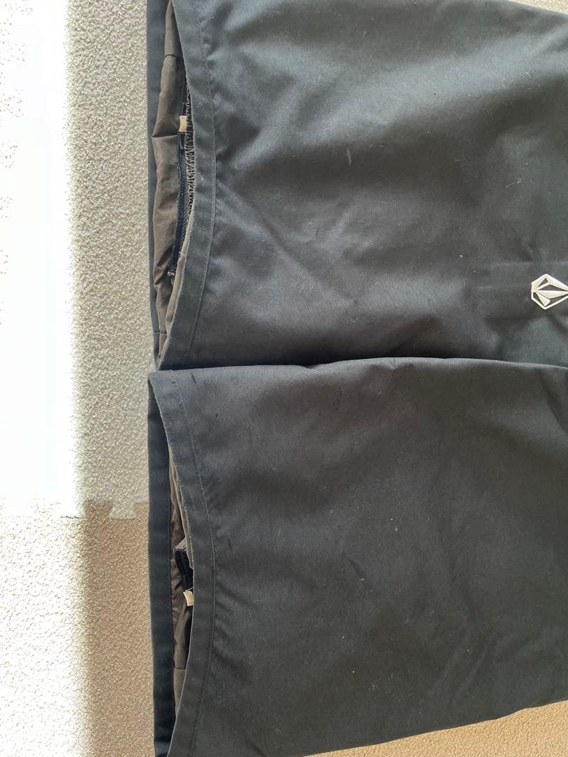 VOLCOM★赤、黒 スノーボードウエアーS子供用 上下セット