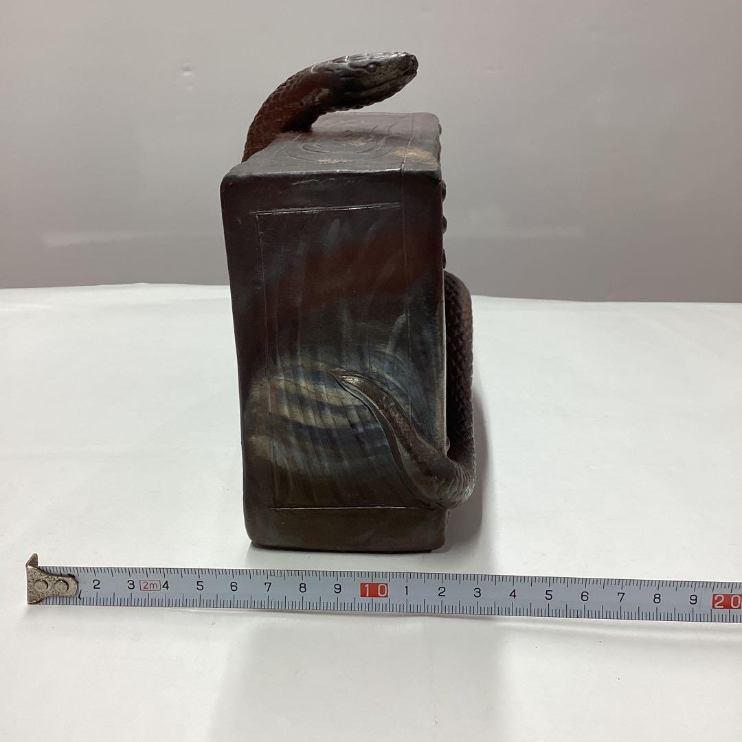 備前焼　千両箱に巻きついたヘビ　置き物　　［匿名便］